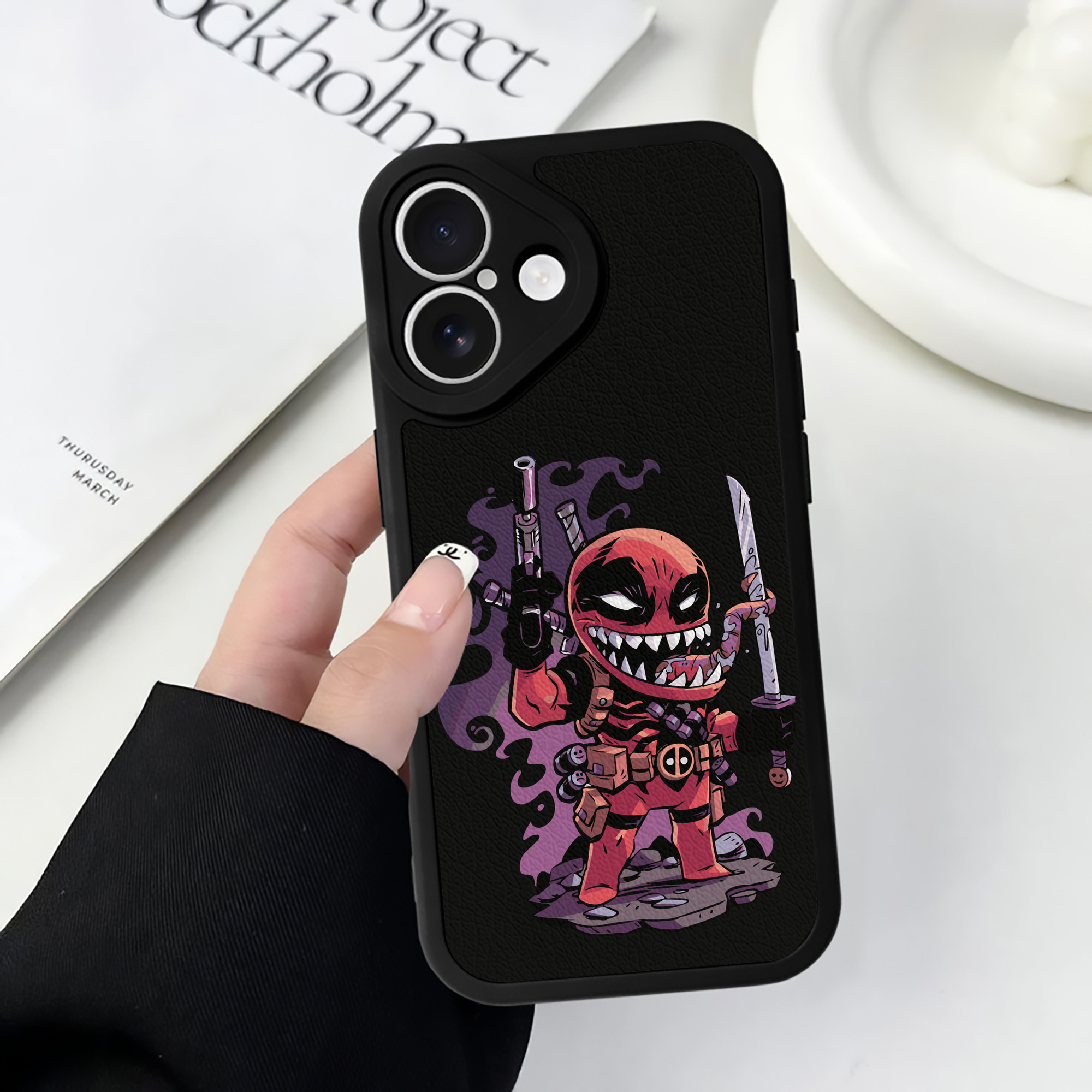 （画像用） アベンジャーズ The Avengers 【iPhone 16シリーズ対応】シリコンスマホケース（レザー調） 材質：シリコン